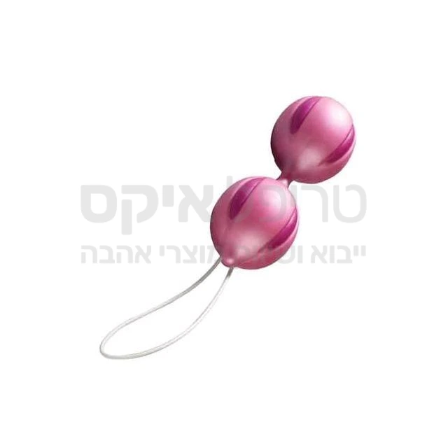 מוצר מדהים זה מוחדר אל הואגינה כמו טמפון, כולל מוליך. לאחר ההחדרה, רוטט בואגינה למטרת עינוג וחיזוק השרירים הואגינליים. בעזרת משקולות מגנטיים הנמצאים בתוך הכדורים, נוצר לאחר ההחדרה רטט מענג ביותר מכל תזוזה שהיא. הרטט מפעיל את שרירי הסוגרים (כמו לעצור פיפי) ועקב כך מחזק את שרירי רצפת האגן והואגינה, ומונע בריחת שתן. לאחר לידות יוצר מסת שרירים חזקה, ומקטין את גודל הואגינה בצורה משמעותית ביותר. לאחר כ4-6 שבועות של שימוש, השרירים בואגינה יהיו מספיק חזקים לאפשר "לפיתה" של איבר הגבר החודר. במהלך כל זמן ההחדרה, הרטט מהמשקולות המגנטיות גורם לפיזור בלתי נשלט של חיוכים לכל עבר... המוצר עשוי סיליקון היפואלרגני, מגיע תוך שניות לחום גוף. עוצב במעבדת גוד וייבריישנס גרמניה, על ידי נשים, להתאמה מושלמת!